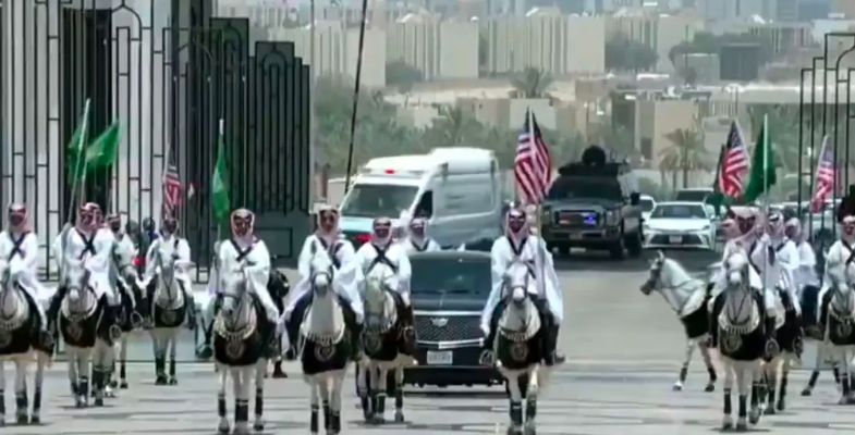 بالفيديو.. الخيول العربية ترافق موكب ترامب في قصر اليمامة