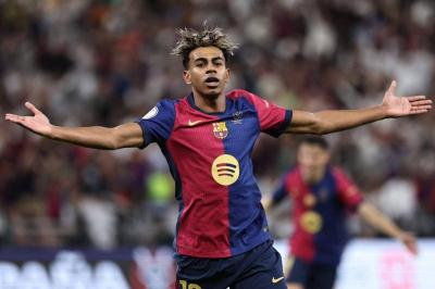 فتاة تصدم لامين يامال بطلب غريب! (فيديو)