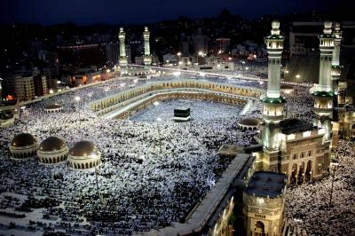 رفع كسوة الكعبة استعدادا لموسم الحج