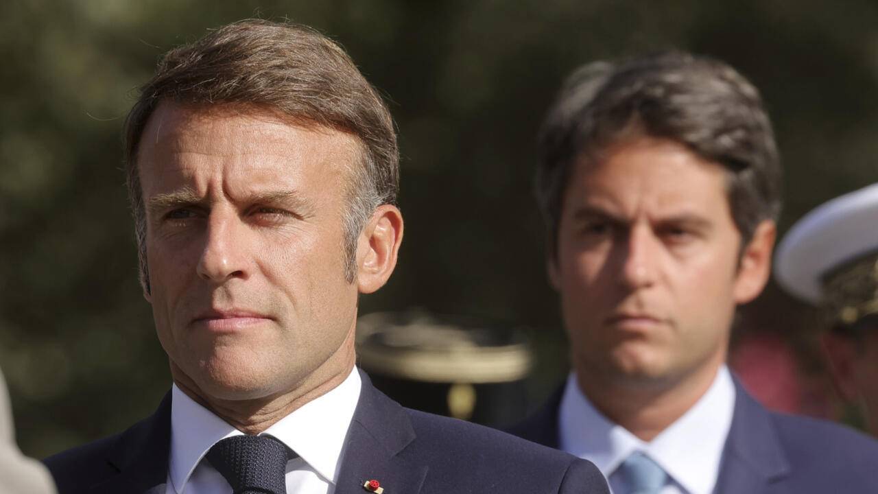 يخفي "منديل أبيض".. فيديو لماكرون يثير الجدل!