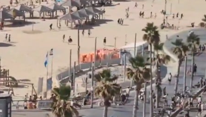 اعتراض صاروخ يمني... وهلعٌ في تل أبيب! (فيديو)