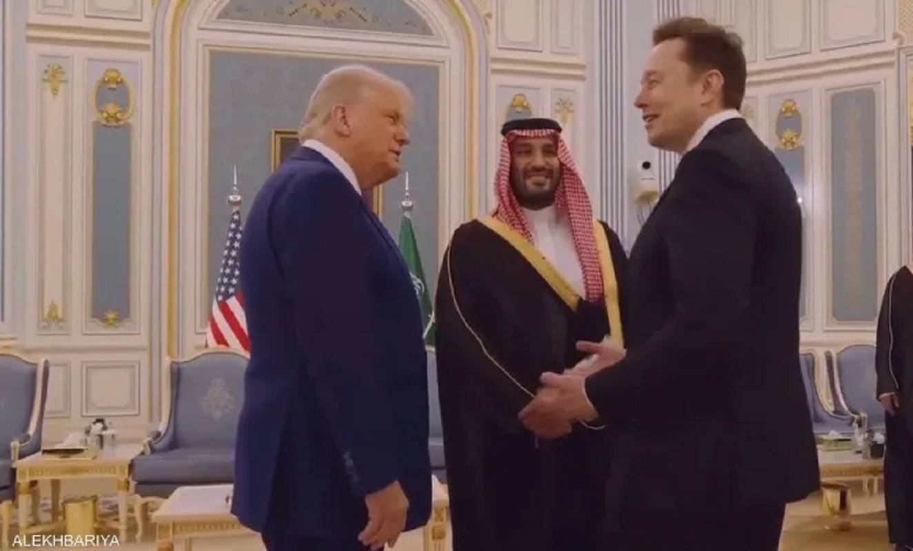 حديث ثلاثي وابتسامات.. فيديو لماسك في قصر اليمامة بالرياض
