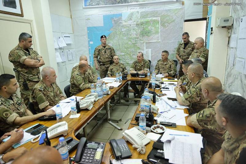 قائد الجيش يتفقد غرفة عمليات منطقة الشمال