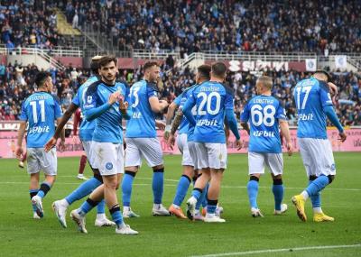 جنوى يعطل نابولي ويشعل الصراع على لقب الدوري الإيطالي