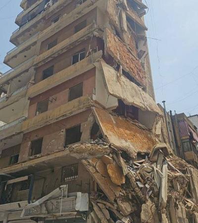 بالصورة- انهيار جزء من مبنى في الرويس