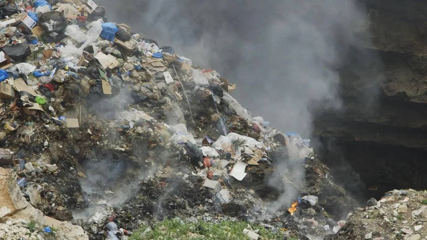 حرق نفايات في تول تسبب بحالات ضيق في التنفس