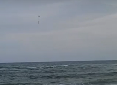 فيديو يوثق لحظة إنقاذ فتاة من الغرق بواسطة 