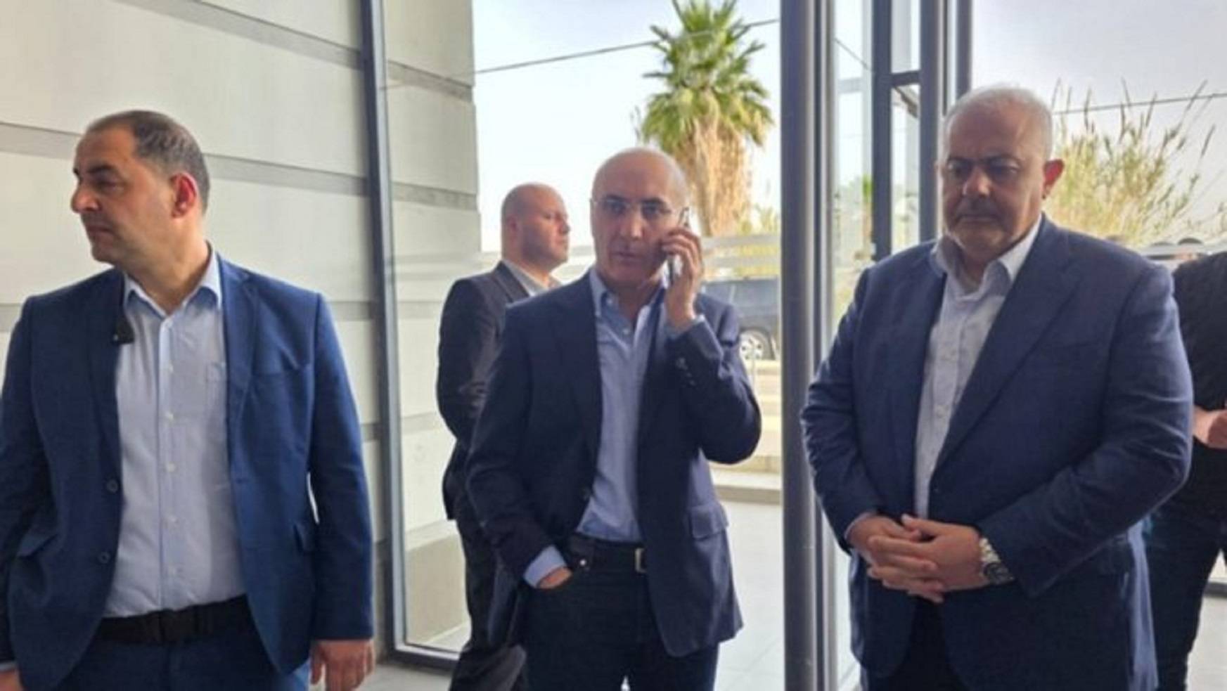 وزير الداخلية يتفقد عملية تسليم صناديق الاقتراع في البيال