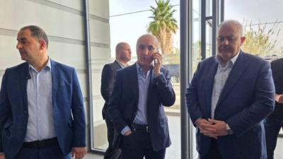 وزير الداخلية يتفقد عملية تسليم صناديق الاقتراع في البيال