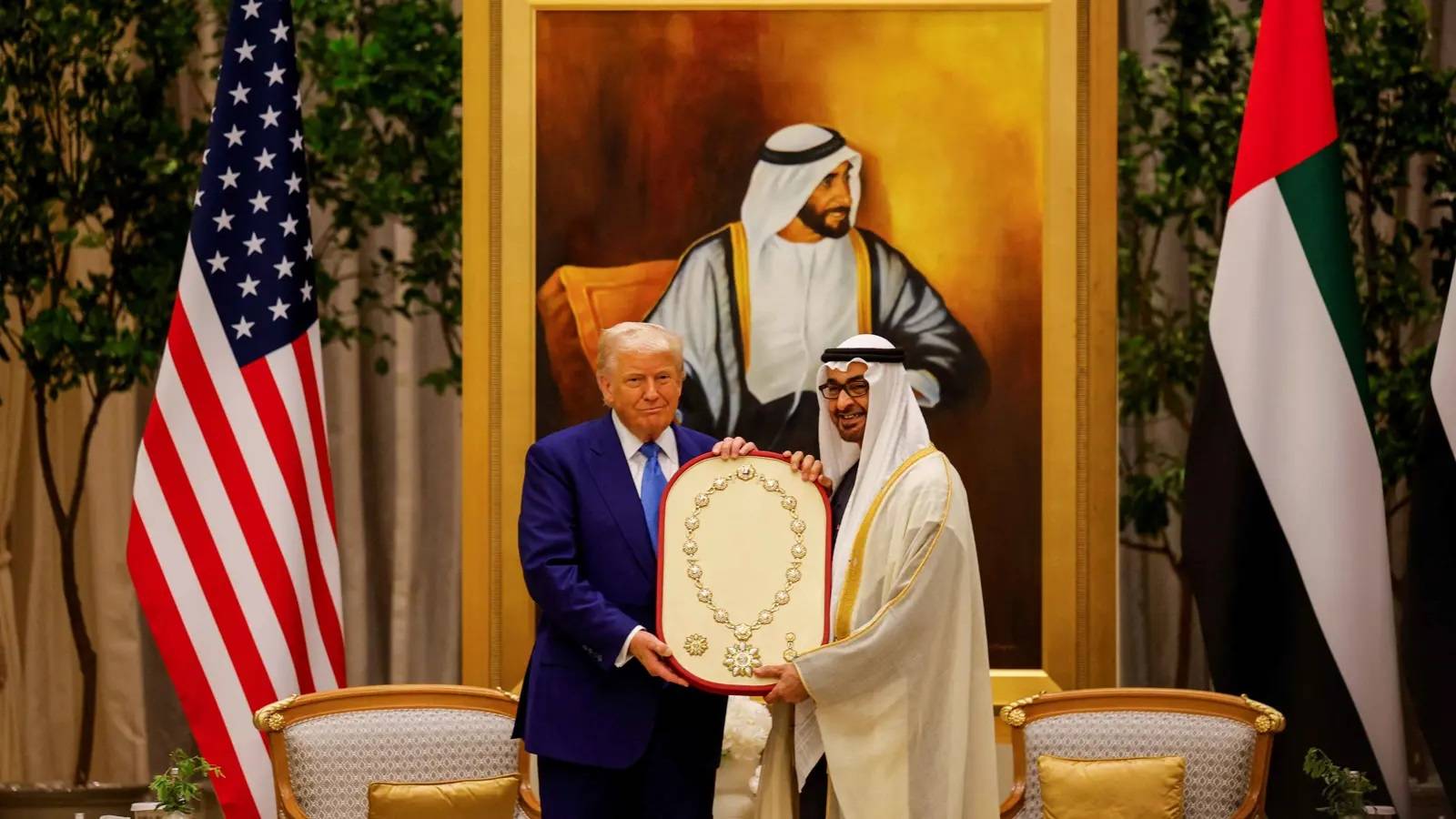 بالفيديو: رئيس الإمارات يمنح ترامب "وسام الشيخ زايد" ‏