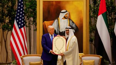 بالفيديو: رئيس الإمارات يمنح ترامب 