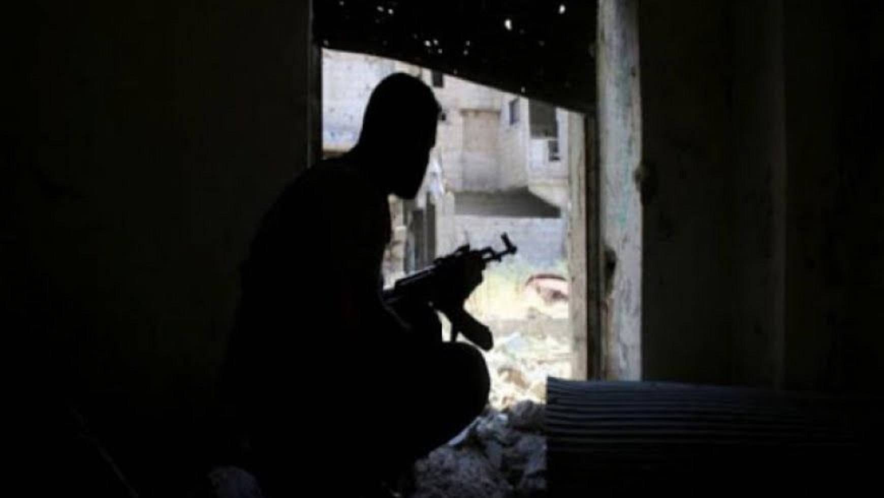 في عكار.. مسلحون يعترضون سيارة عسكرية ويقتادون موقوفاً بالقوة!