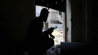 في عكار.. مسلحون يعترضون سيارة عسكرية ويقتادون موقوفاً بالقوة!