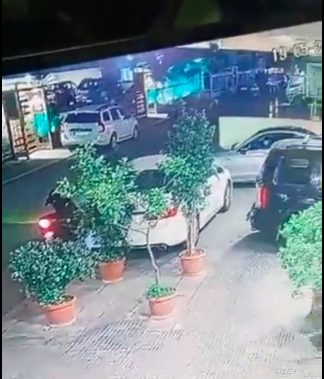 بالفيديو.. مسلّح يهاجم فتاة داخل سيارتها في رأس النبع