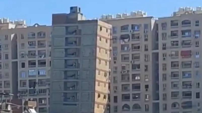بالفيديو- عقار مائل يثير ذعراً في الإسكندرية.. والسلطات تتحرّك