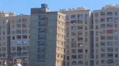 بالفيديو- عقار مائل يثير ذعراً في الإسكندرية.. والسلطات تتحرّك