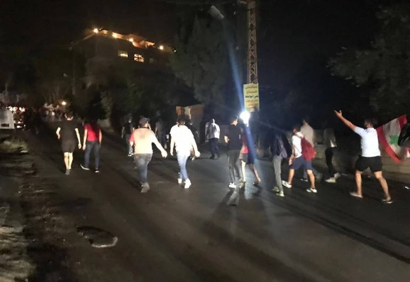 توتر وتصعيد ورسائل تهديد أمام منزل نائب