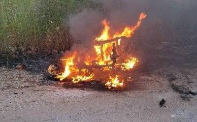 بالصورة.. قتيل بغارة من مسيرة إسرائيلية على دراجة نارية في بلدة عيترون