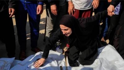 آلاء النجار.. طبيبة فلسطينية تُفاجأ بأشلاء أطفالها الـ9 أثناء عملها في غزة