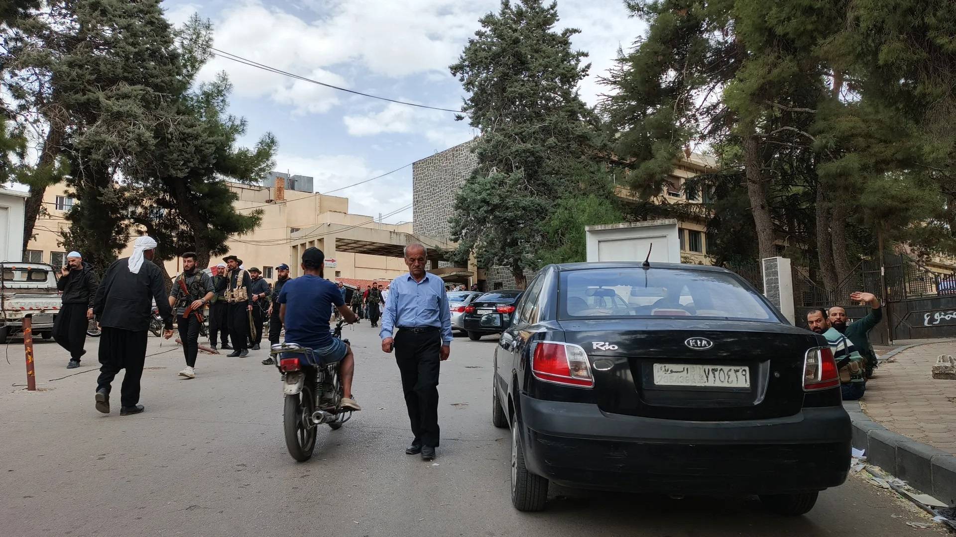 "رجال الكرامة" تنتشر بمحيط الدوائر الحكومية في السويداء