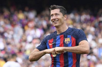 هل يُغادر ليفاندوفسكي برشلونة؟
