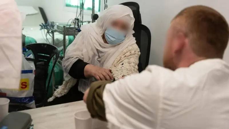 إسرائيل تشغل منشأة متنقلة لعلاج الجرحى جنوب سوريا.. وفيديو يوثق