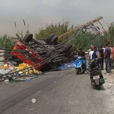 سقوط عامود كهرباء على شاحنه لنقل المياه المعبأة على طريق الشويفات