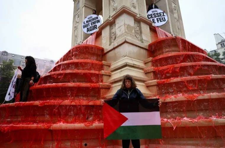 تنديداً بـ"حمام الدم" في غزة... ناشطون يصبغون نافورة باريس باللون الأحمر (فيديو)