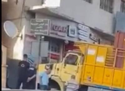 شاحنة تقتحم محالًا تجارية في المكلّس.. والأضرار كبيرة!