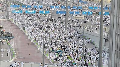 الحجاج يبدأون رمي 