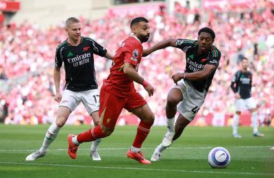 ليفربول يغلق أبوابه في وجه النصر وبرشلونة