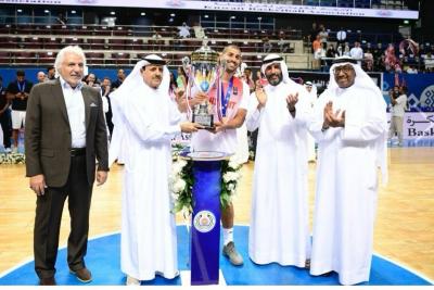 اللواء القرقاوي يسلم كأس البطولة إلى كابتن الكويت الكويتي