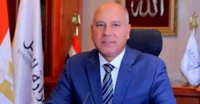 إقالة على الهواء... وزير مصري يعفي مسؤولا خرج إجازة دون بديل