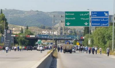 انقلاب سيارة على أوتوستراد شكا تسبّب بزحمة خانقة