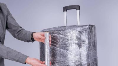 تغليف حقائب السفر بالبلاستيك.. مفاجأة غير سارة للركاب