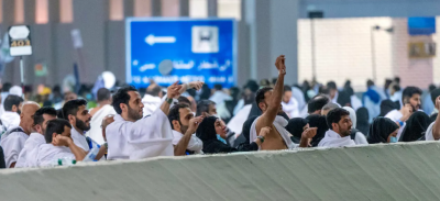 الحجّاج يرمون الجمرات الثلاث في ثاني أيام التشريق