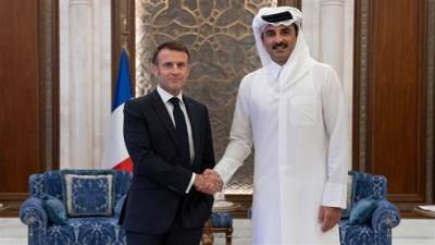 أمير قطر يبحث هاتفيًا مع ماكرون بتعزيز علاقات التعاون في غزة