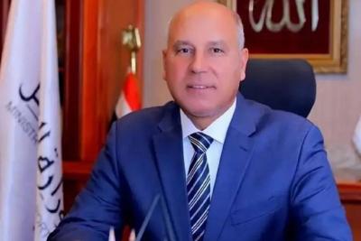 وزير النقل المصري يوبخ مسؤولا أثناء زيارة تفقدية.. 