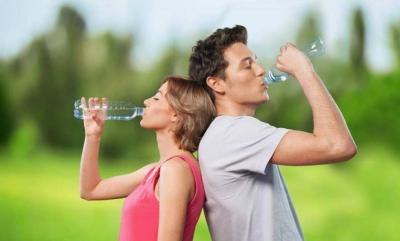 بينها الماء... 5 مشروبات تساعدك على التخلص من الانتفاخ