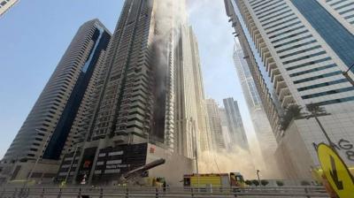 دبي.. الدفاع المدني يجلي 3820 ساكن في مبنى بعد اندلاع حريق (فيديو)