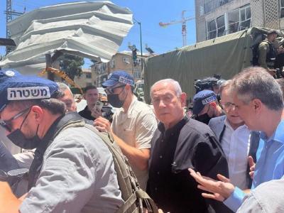 نتنياهو يصل لتفقد الدمار في بيت يام جراء القصف الإيراني (فيديو)