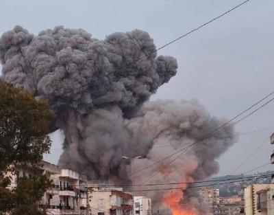 بالفيديو.. تدمير مبنى إرسال لقناة المنار في غارة إسرائيلية