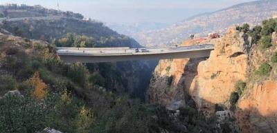 نداء استغاثة من شبان عالقين تحت جسر نمرين