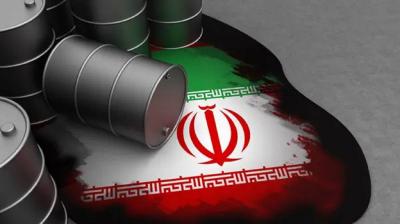 لتقليل خسائرها.. إيران تسرع إلى إخراج نفطها