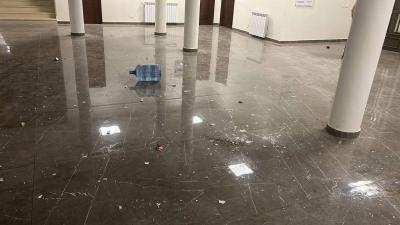 هجوم على بلديّة وتحطيم وتخريب