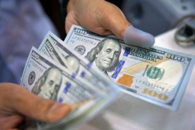 الدولار ينخفض أمام اليورو والإسترليني لأدنى مستوى منذ عام 2021