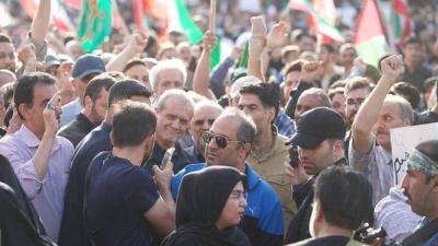 بالفيديو: بزشكيان يشارك في تظاهرة مندّدة بالضربات الأميركية