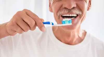 6 نصائح للوقاية من فقدان الأسنان لدى كبار السن
