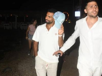 محمد صلاح يستمتع بإجازته في تركيا.. ووجبة سمك فاخرة تثير الجدل!
