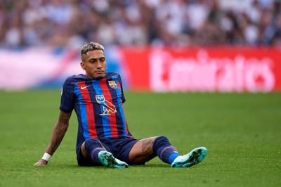 أسطورة برشلونة يفتح النار على كلوب ورافينيا